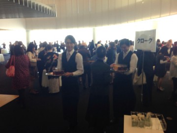 お昼はビュッフェ形式で名刺交換も