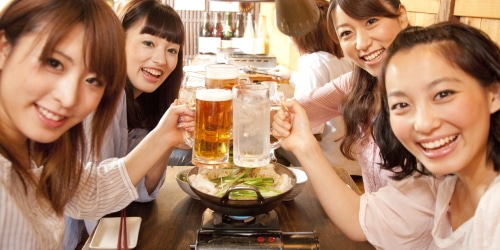 新宿の思い出横丁で飲み、海外の方も多く来店してます